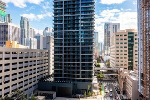 Un edificio alto con varios pisos, rodeado de otros edificios altos en un entorno urbano.