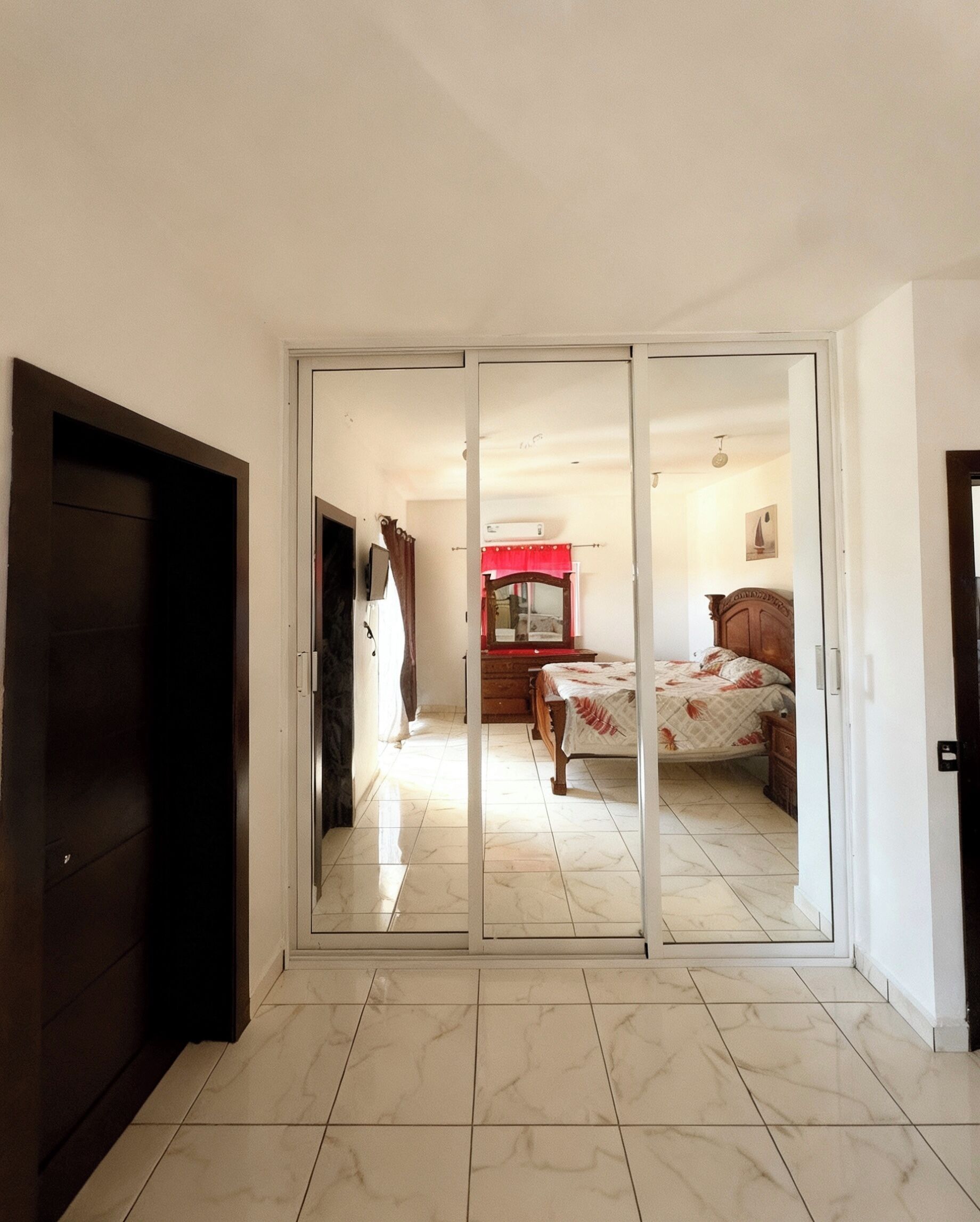 Tabla de planchar con plancha, wifi y ropa de cama 
