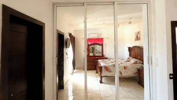 Tabla de planchar con plancha, wifi y ropa de cama