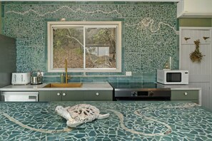 Fridge, microwave, oven, stovetop - AMAROO ARCADIA – GABUL WAY (Arcadia)