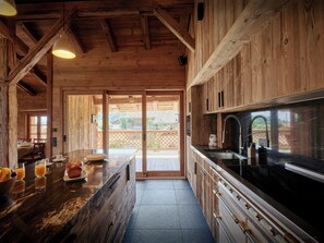 Kaffe- och tebryggare, kylskåp, ugn och spishäll