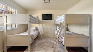 A bunk bed room with a television mounted on the wall. - Bella Vista Farmhouse by Avantstay River Views + Fire Pit + BBQ Paso Robles Wine Country (Paso Robles)
