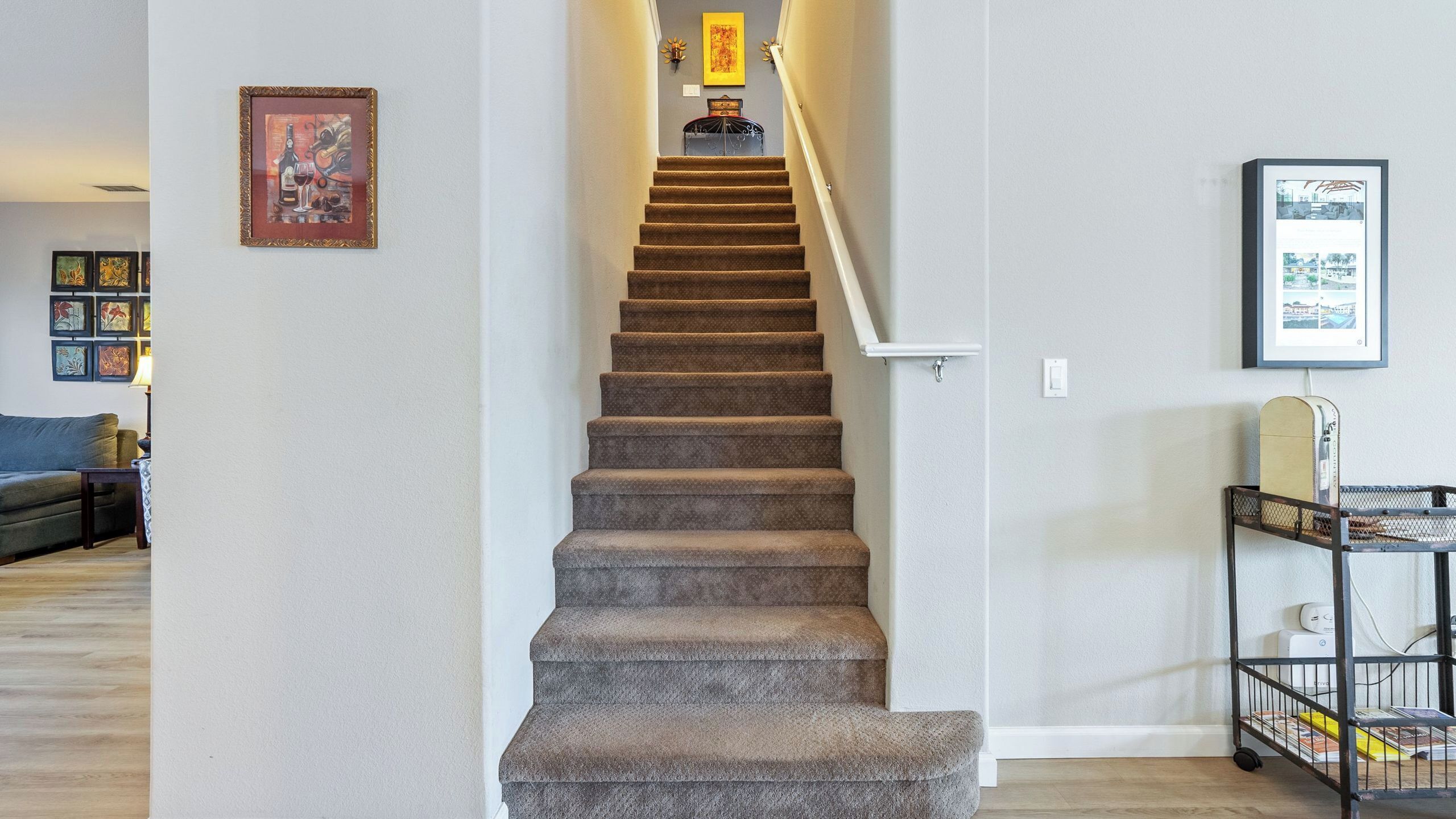 Una escalera alfombrada en un interior residencial.