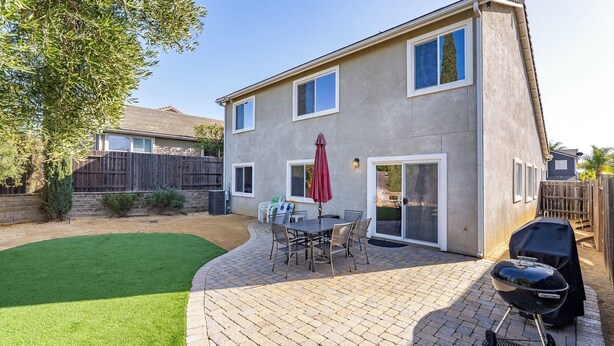 A two-story house with a patio, a barbecue grill, and a table with chairs. - Sunset Summit by Avantstay Modern Kitchen + BBQ Patio Downtown Paso Robles (Paso Robles)