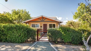 A two-story house with a front entrance, a wooden staircase, and a mailbox. - Quercus Acorn Cottage by Avantstay 2 King Suites + Porch Walkable Downtown Paso Robles (Paso Robles)