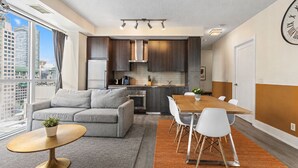 Apartamento, balcón, vistas a la ciudad | Cocina privada | Frigorífico grande, microondas, horno y lavavajillas