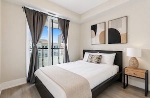 Apartment, Balcony, City View | Desk, laptop workspace, WiFi (free) - The Colin Suites - Downtown Toronto (Toronto)
