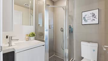 Departamento, balcón, vista a la ciudad | Baño | Secadora de cabello, toallas, jabón, shampoo