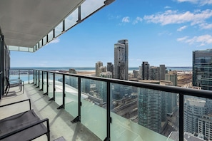 Un balcón con vistas a un horizonte urbano y un cuerpo de agua.