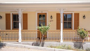 A building with a porch, numbered 101, and a street address of 1339. - Lewis Loft by Avantstay Two Suites + Walk to Town Paso Robles (Paso Robles)