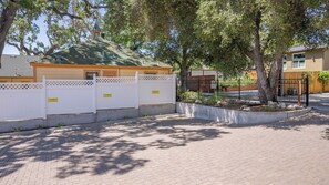 A residential property with a gated entrance, a fenced yard, and a tree-lined driveway. - Lewis Loft by Avantstay Two Suites + Walk to Town Paso Robles (Paso Robles)