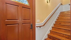 A wooden door with a glass panel and a wooden staircase with a handrail. - Lewis Loft by Avantstay Two Suites + Walk to Town Paso Robles (Paso Robles)