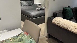 A modern bedroom with a bed, a sofa, and a table. - Morden stay minutes from Manchester City centre (Manchester)