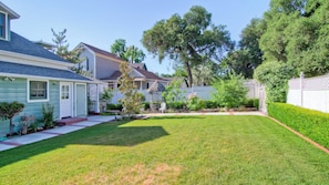 A residential area with houses, a well-maintained lawn, and trees. - Huston's Attic by Avantstay Private Entry + Full Kitchen + In-unit Laundry Historic Downtown + Paso Robles Wine Country + Vine Street District (Paso Robles)