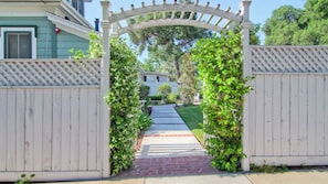 A gated entrance with a wooden archway leading to a pathway. - Huston's Attic by Avantstay Private Entry + Full Kitchen + In-unit Laundry Historic Downtown + Paso Robles Wine Country + Vine Street District (Paso Robles)