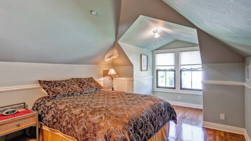 Huston's Attic by Avantstay Private Entry + Full Kitchen + In-unit Laundry Historic Downtown + Paso Robles Wine Country + Vine Street District