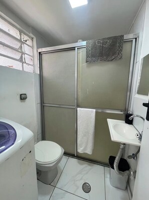 Shower, hair dryer, towels, soap - House 4 in the Anglo-Brazilian Village (São Paulo)