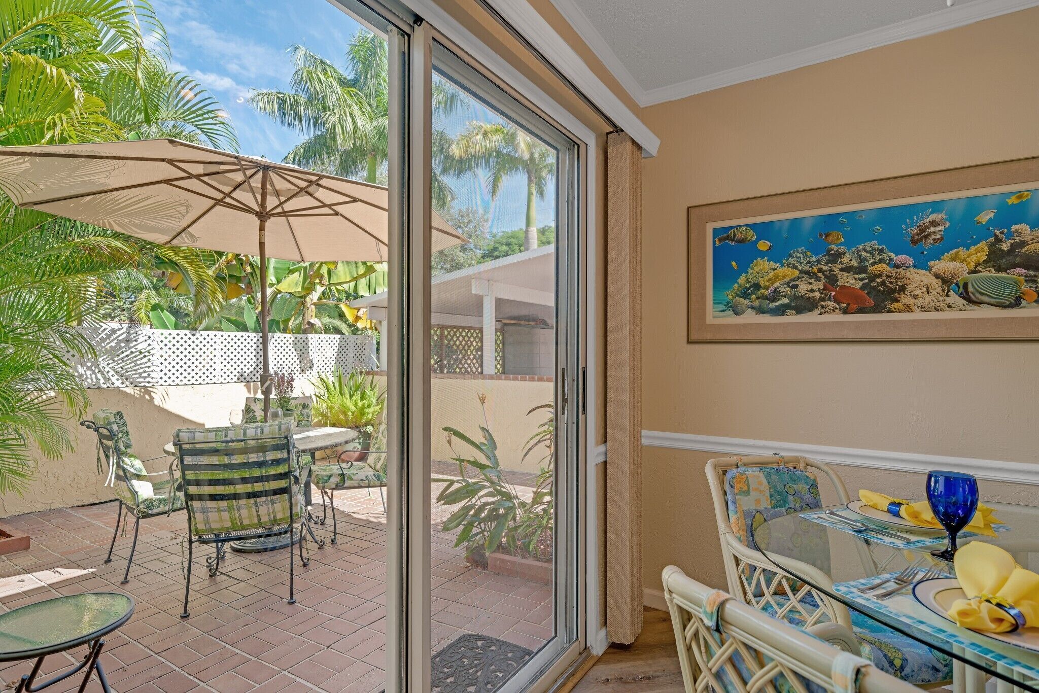 Apartamento, patio, vistas al jardín | Restauración