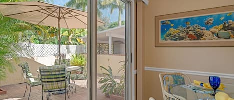 Departamento, patio, vista al jardín | Restaurantes