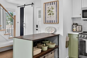 Private kitchen - Hot Tub, Fire Pit & Creek — Niagara Bench Wine Country Escape (Lincoln)