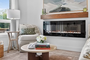Living area - Hot Tub, Fire Pit & Creek — Niagara Bench Wine Country Escape (Lincoln)