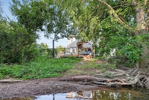 Property grounds - Hot Tub, Fire Pit & Creek — Niagara Bench Wine Country Escape (Lincoln)