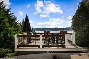 Eine Terrasse mit Sitzgelegenheiten mit Blick auf einen See.