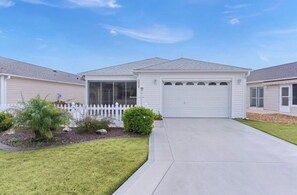 Exterior - Charming 2 bedroom patio villa in The Villages FL; Golf cart included. (The Villages)