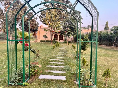 Furnished farmhouse peaceful , full green and ample parking,