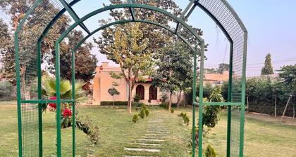 Furnished farmhouse peaceful , full green and ample parking,