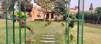Furnished farmhouse peaceful , full green and ample parking,