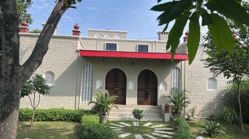 Furnished farmhouse peaceful , full green and ample parking,