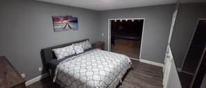 5 bedrooms, iron/ironing board, WiFi, bed sheets - Spacious 4 Bedroom 2 Bathroom Home with Heated Pool With Lake In The Back (Tampa)