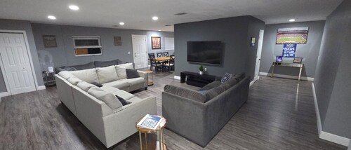 Charming 4 / 2 Lakeside w/ Heated Pool and Spaciouse Back Yard 