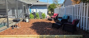 Property grounds - Spacious 4 Bedroom 2 Bathroom Home with Heated Pool With Lake In The Back (Tampa)