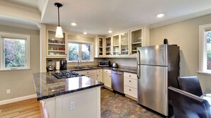 A modern kitchen with a granite countertop, stainless steel appliances, and a built-in dishwasher. - Two Sweet by Avantstay Walk to Downtown + Private Patio Historic Paso Robles Wine Country (Paso Robles)
