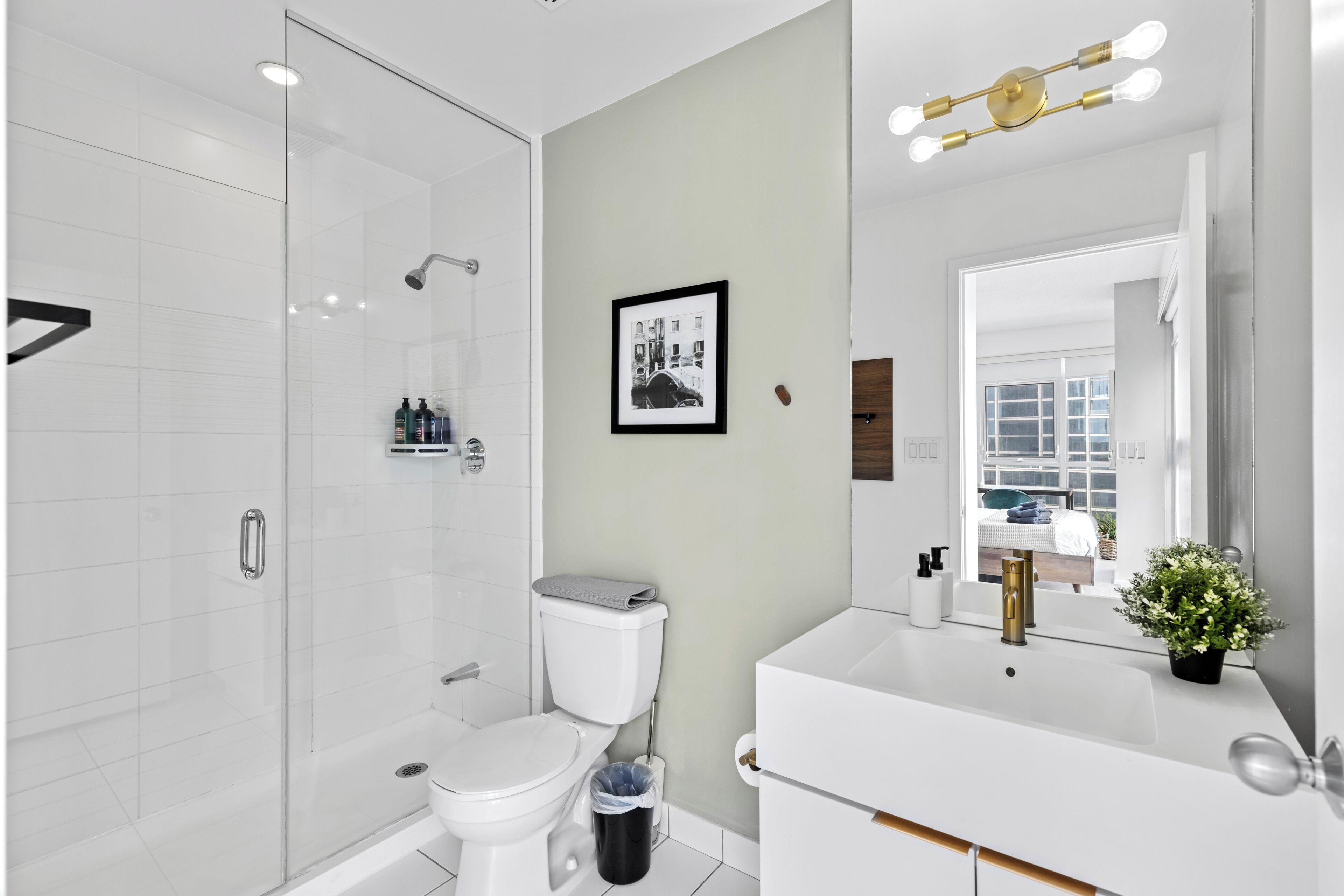 Deluxe Apartment | Bathroom | Separate tub and shower, hair dryer, towels, soap