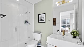 Deluxe Apartment | Bathroom | Separate tub and shower, hair dryer, towels, soap
