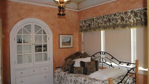 A bedroom with a bed, a dresser, a window with curtains, and a ceiling fan. - Jany House by Avantstay Historic Craftsman + Garden Patio Walk to Downtown Paso (Paso Robles)