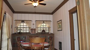 A dining room with a wooden table and chairs, a ceiling fan, and a window with curtains. - Jany House by Avantstay Historic Craftsman + Garden Patio Walk to Downtown Paso (Paso Robles)