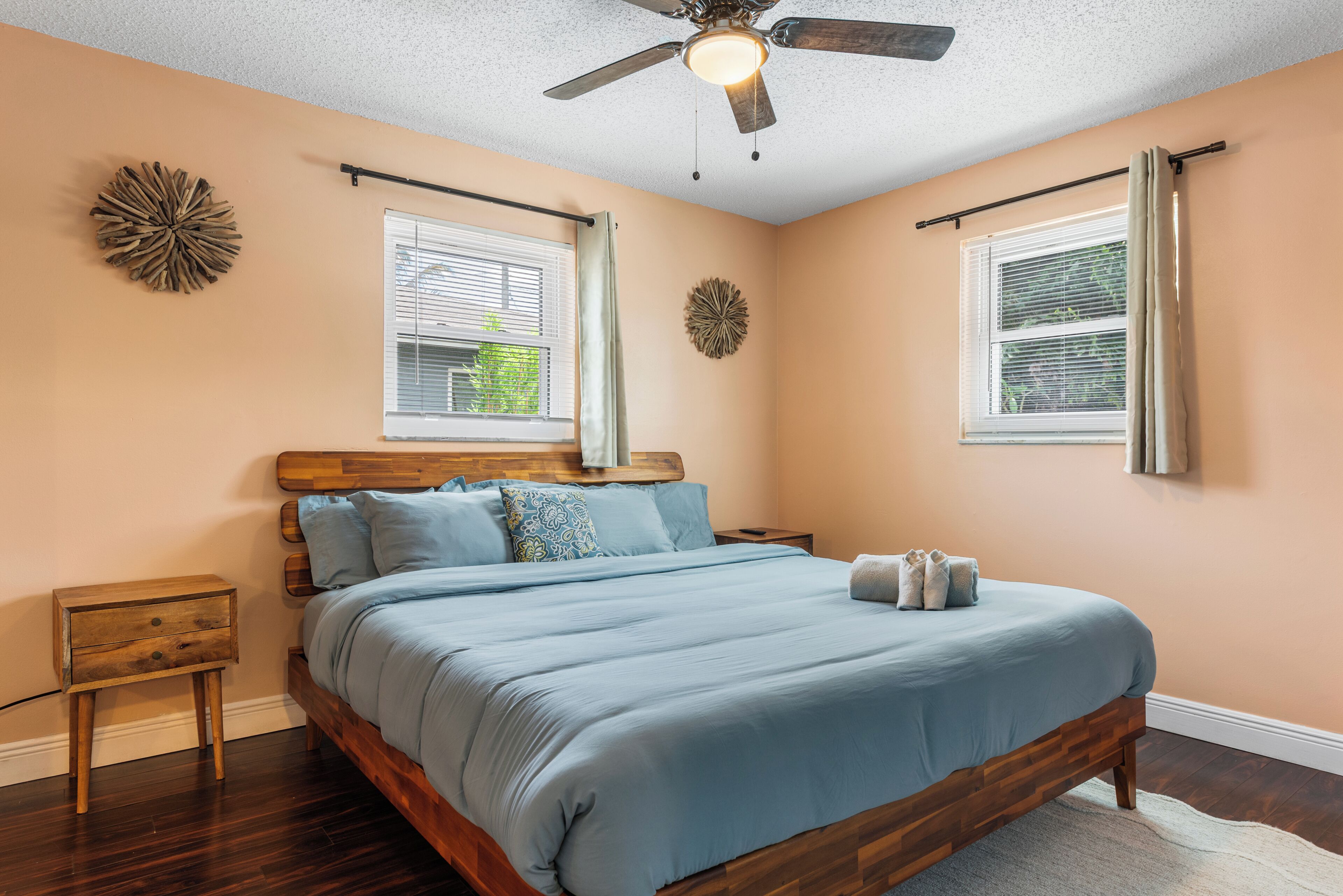4 bedrooms, iron/ironing board, WiFi, bed sheets