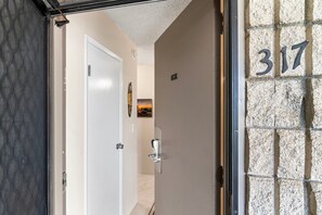 Welcome to Alii Villas 317, your Kona vacation getaway - 🏖️Alii Villas 317 | Sunset Views | Remodeled | Pool & A/C (Kailua Kona)