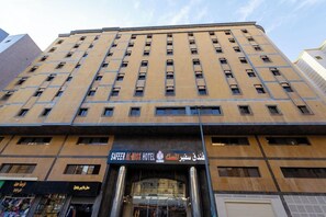 A multi-story hotel with a prominent entrance and signage for 'SAFEER AL-HIKSH HOTEL'. - Safeer Almisk Hotel Mecca (Makkah)