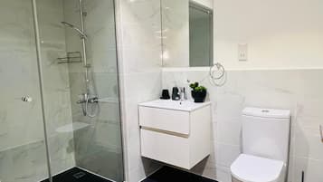 Superior-Apartment, Balkon, Gartenblick | Badezimmer