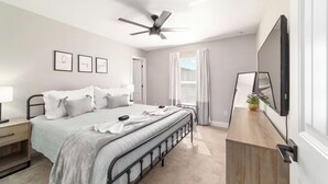 3 bedrooms, in-room safe, desk, iron/ironing board - Near WEC, Pet Friendly, King Beds & Spacious House (Ocala)