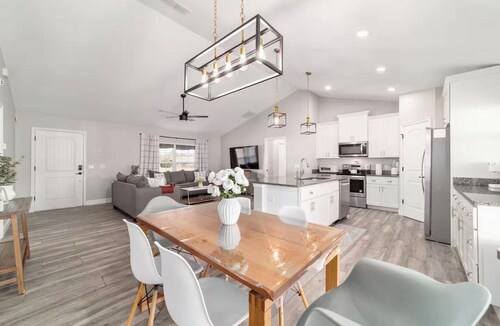 Near WEC, Pet Friendly, King Beds & Spacious House