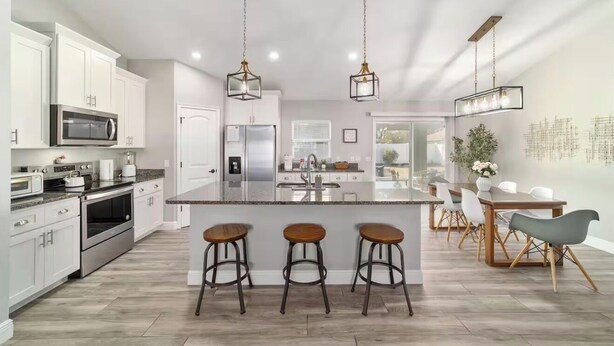 Coffee/tea maker, fridge, microwave, oven - Near WEC, Pet Friendly, King Beds & Spacious House (Ocala)