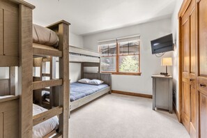 A bunk bed room with a television and a desk. - Copper Mountain views, walk to the lifts ! 3 BR 3 BA sleeps 8 (Copper Mountain)