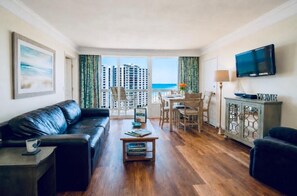 Apartamento superluxo, sacada, vista para o oceano | Área de estar