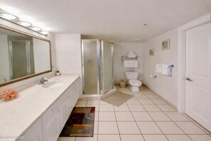 Apartamento superluxo, sacada, vista para o oceano | Banheiro
